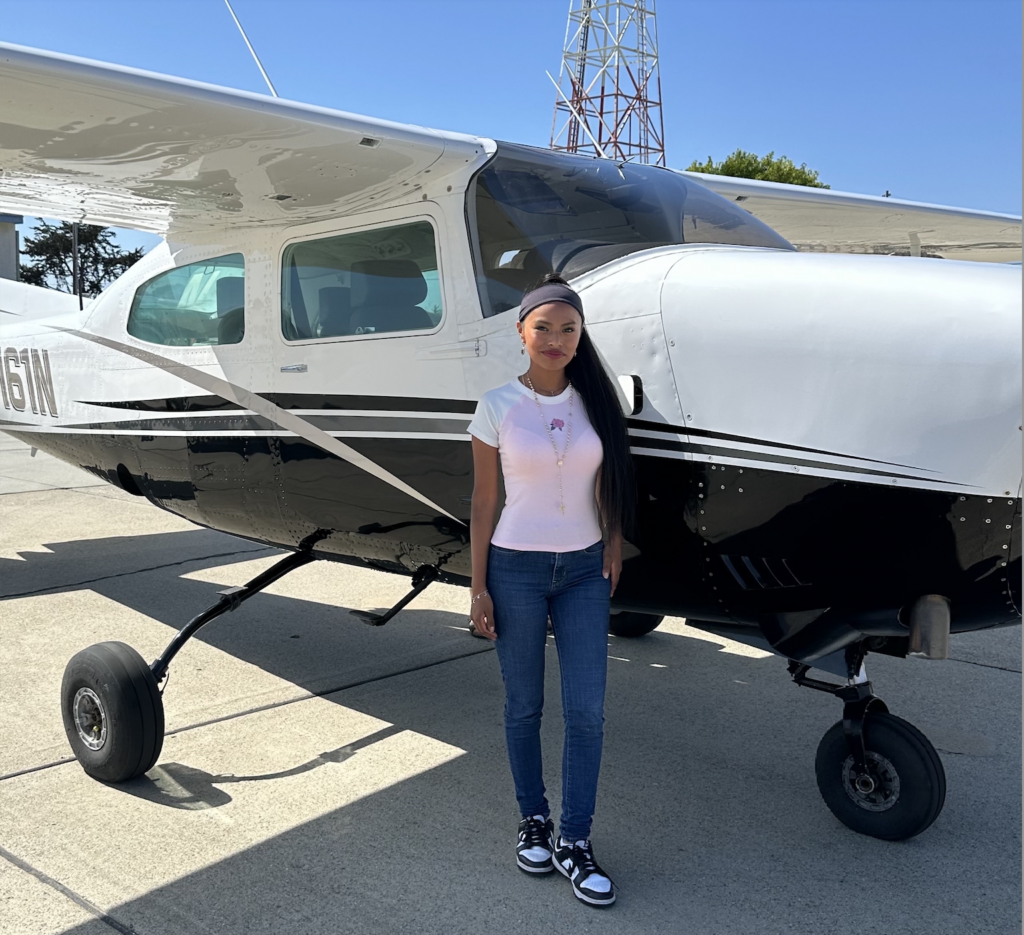 Yanira González en el mundo fascinante de la aviación
